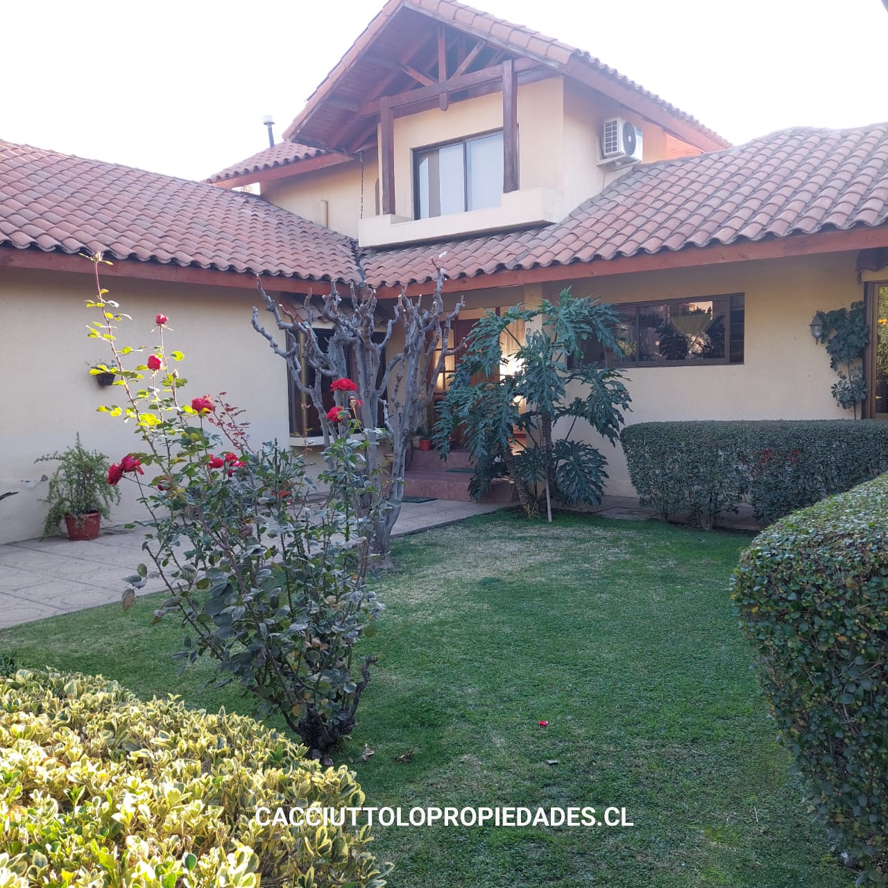 VENDO HERMOSA CASA EN CONDOMINIO MUY CENTRAL